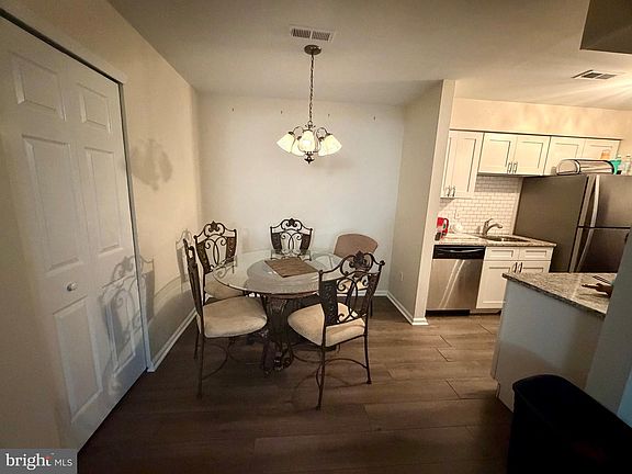 5th image of 64 Dover Ct