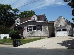 170 Newark St, Lindenhurst, NY 11757