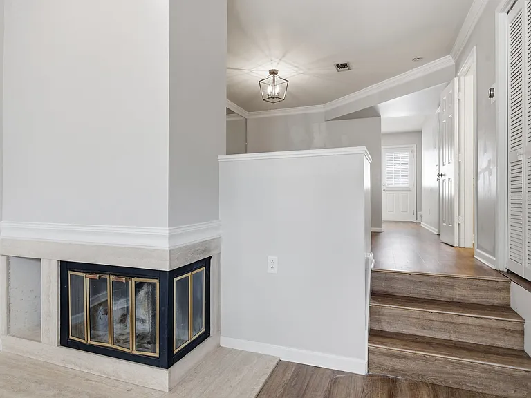 205 Fairmont Ct — Photo 2