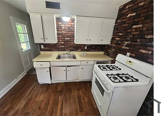 2 bed, 896 sqft, $1,300 — Photo 3