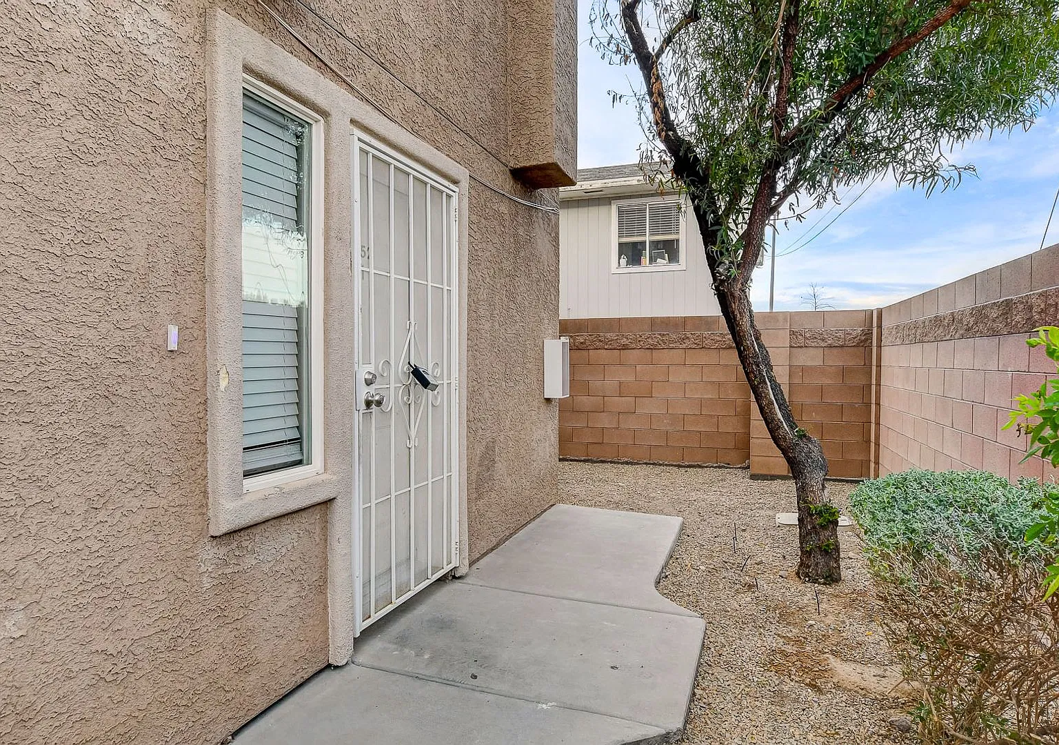 452 Hunter Dr — Photo 2