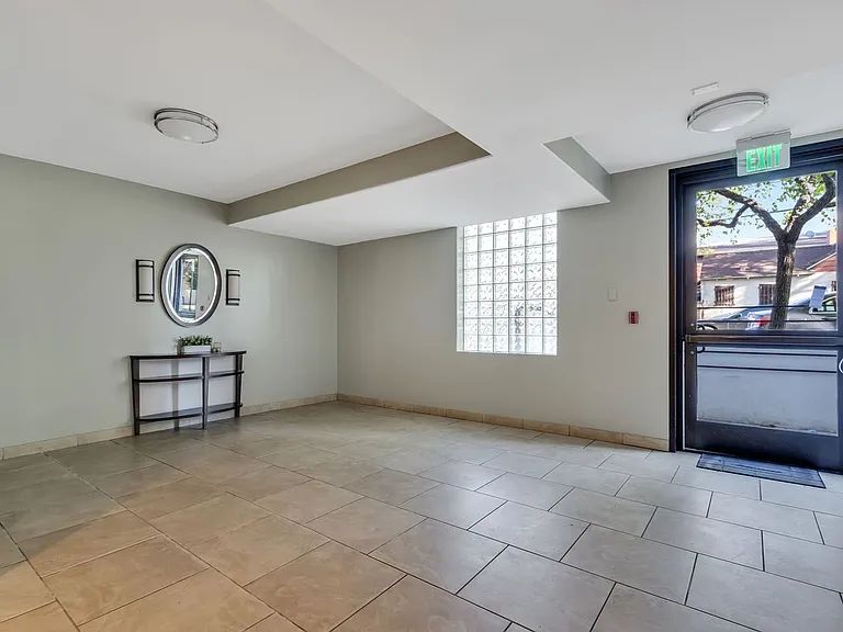 2050 S Bentley Ave — Photo 6