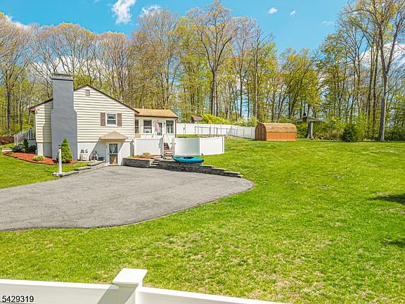 4th image of 586 Clearview Dr