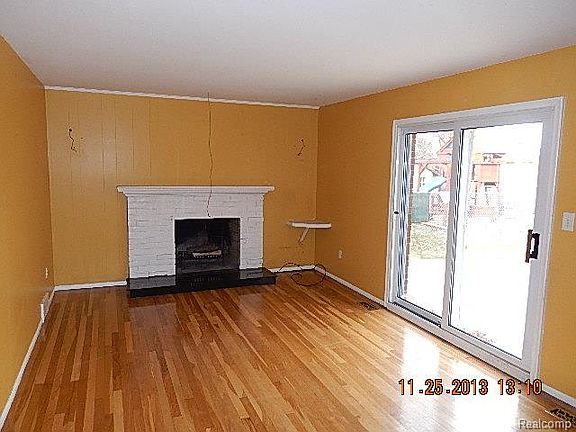 5th image of 17000 Roslyn Ave