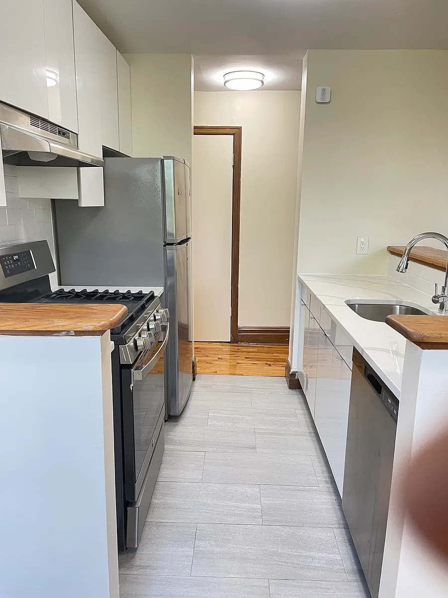 Building Photo - 92 Gates Ave #4