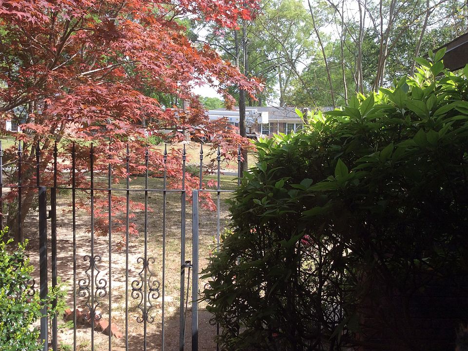 2nd image of 402 E Hickory Bend Rd