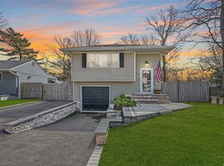 108 Oaklawn Ave, Farmingville, NY 11738