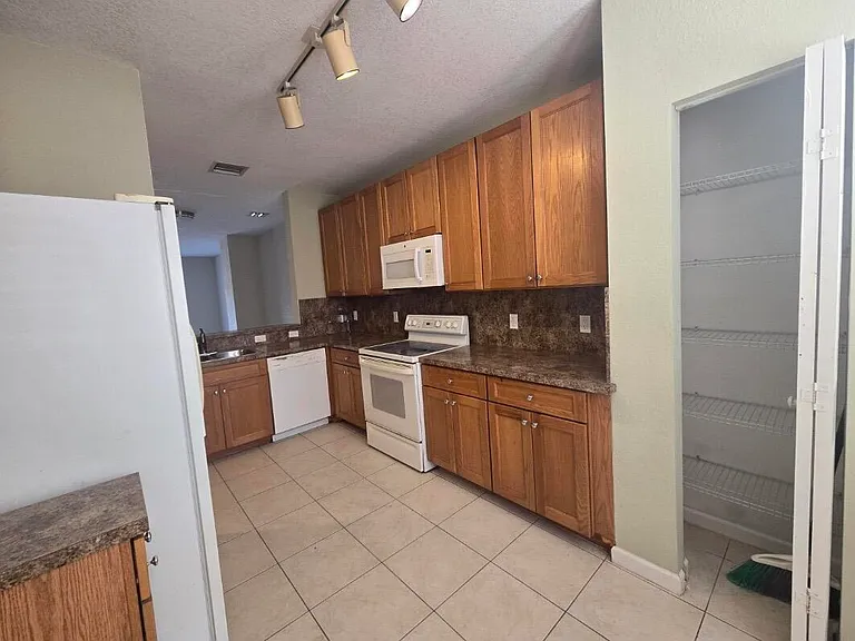 1710 NE 6th St #1308 — Photo 2
