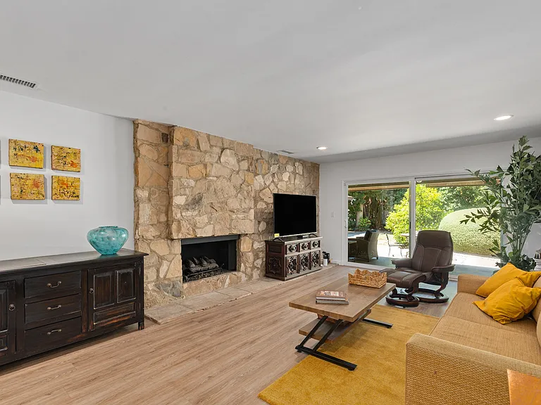 6 Living Room
