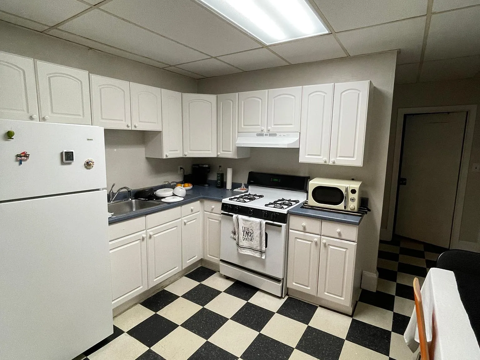 3 bed, 800 sqft, $3,000 — Photo 2