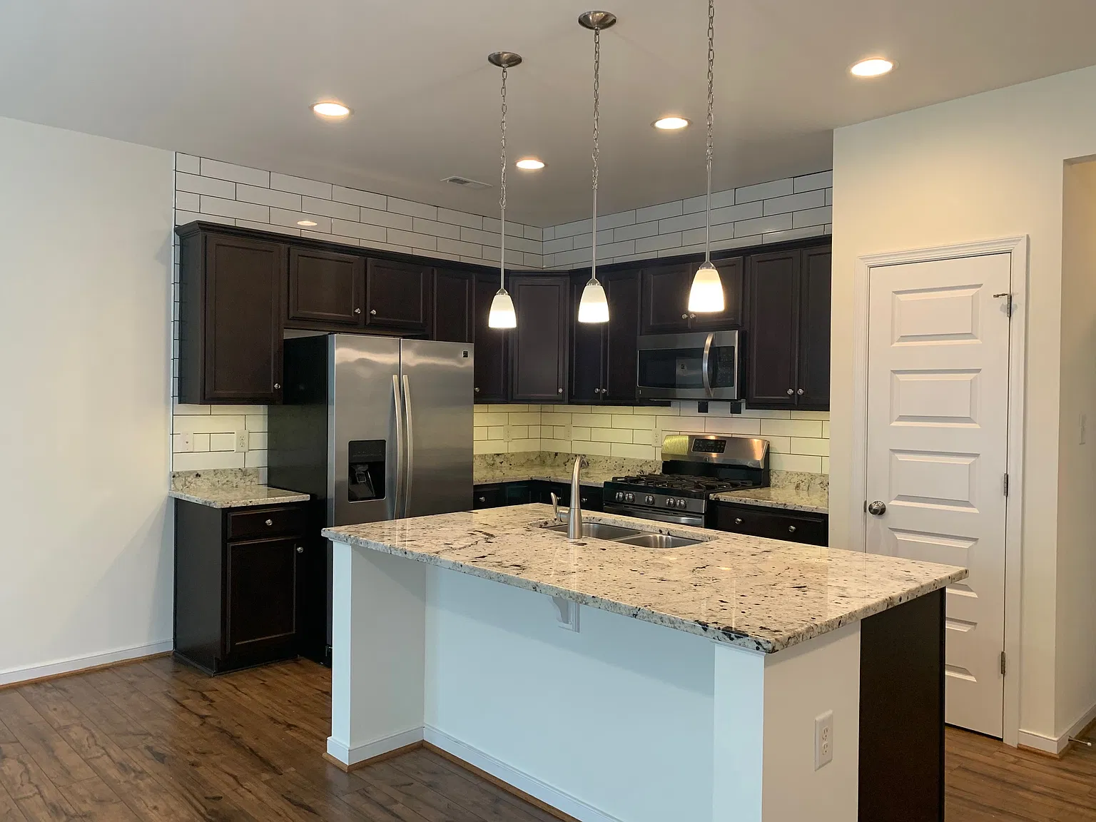 3 bed, 2.5 bath, 1594 sqft, $2,500 — Photo 2