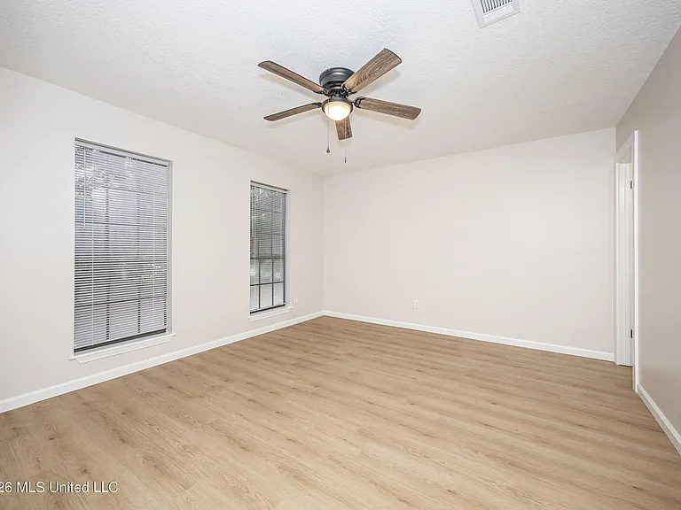 106 Booth Cir — Photo 33