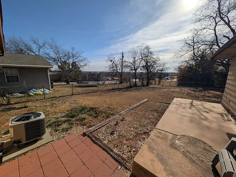 1010 E Main St — Photo 10