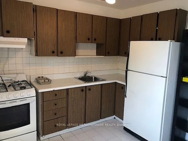 1211 College St #UPPER — Photo 13
