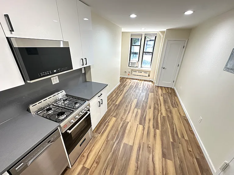 320 E 6th St #1R — Photo 11