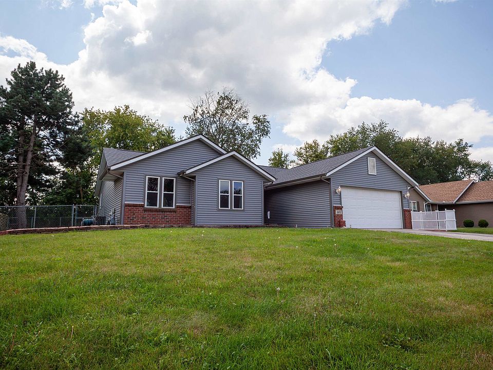 1st image of 401 Hawkins Dr