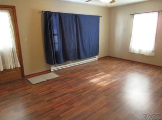805 N Summit Ave, Madison, SD 57042
