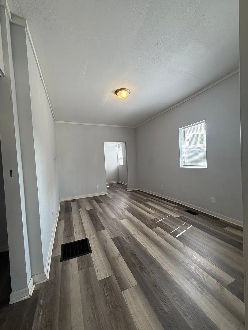 Cozy & Updated 1 Bedroom | 1 Bathroom Efficiency Apartment — Photo 2