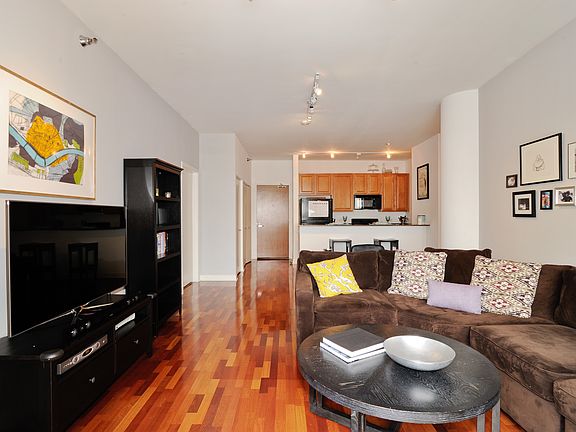 2nd image of 1322 S Prairie Ave Unit G60
