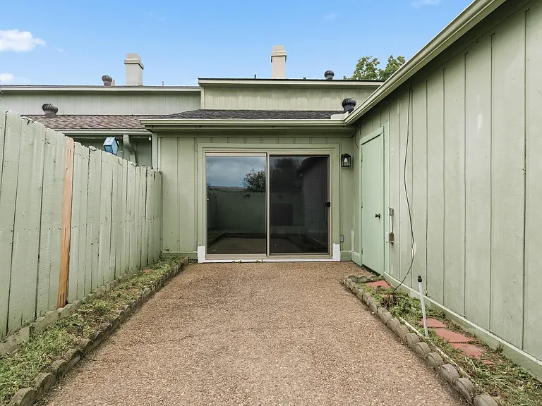 445 Longmeadow St — Photo 37