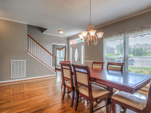 3rd image of 1750 Surrey Dr