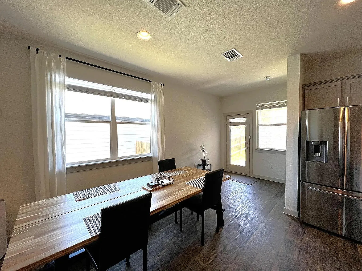 4 bed, 3.0 bath, 2313 sqft, $2,450 — Photo 4