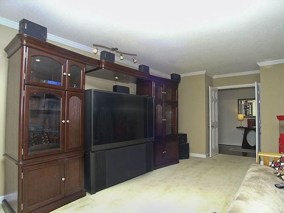 3rd image of 16434 Beech Hill Dr