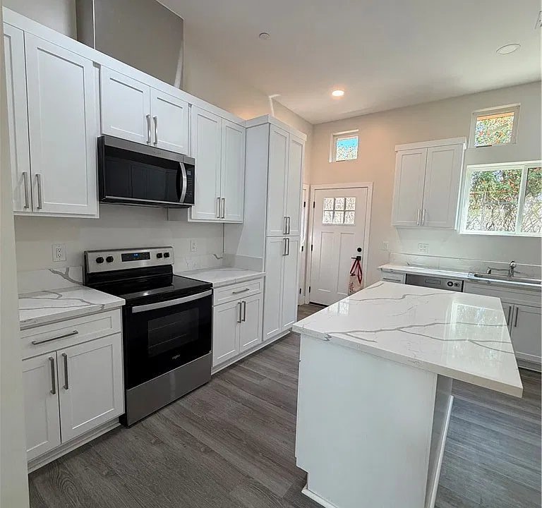 1295 W 25th St