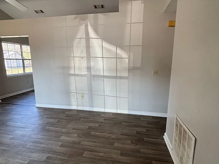 228 NE Jamey Ln — Photo 2