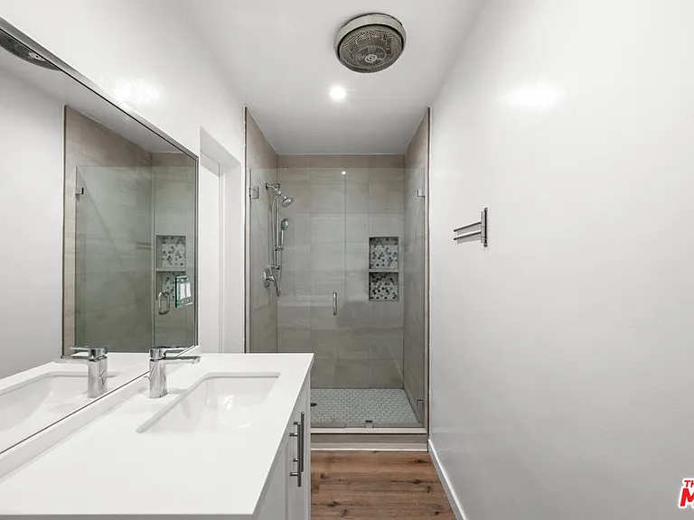 136 S Palm Dr #305 — Photo 12