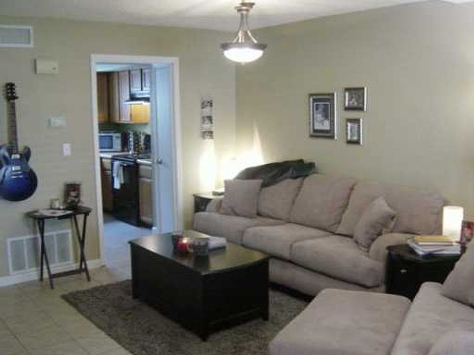 2nd image of 402 Fairway Cir APT A