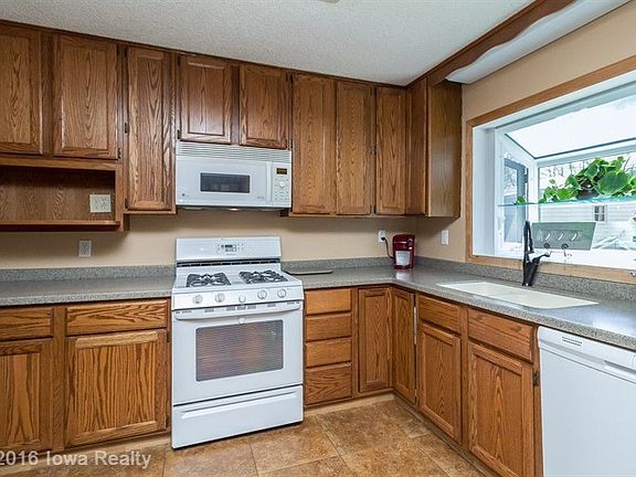 2nd image of 2204 Meadow Ln