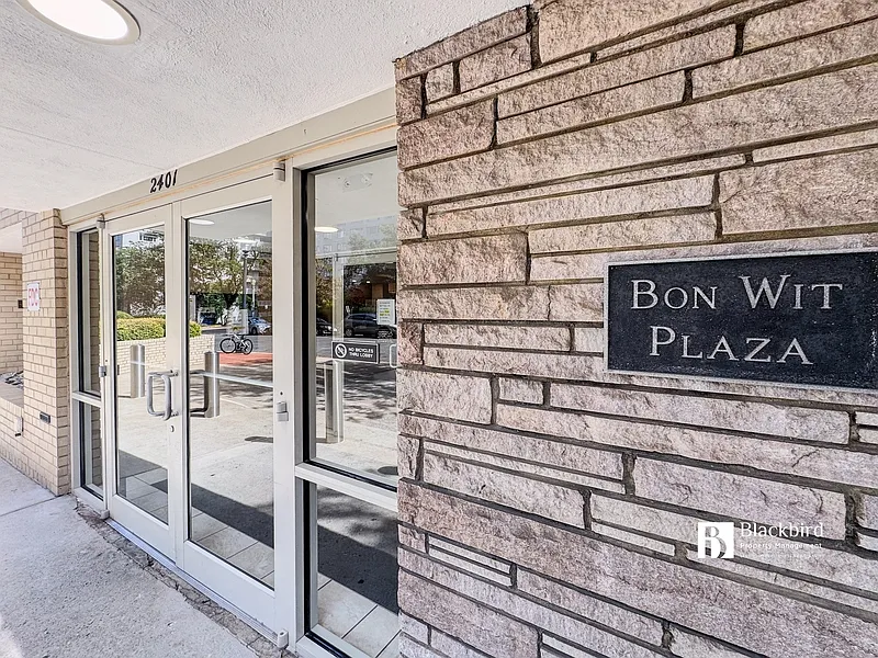 Bon Wit Plaza — Photo 1