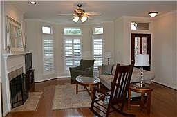 4th image of 715 W Heights Hollow Ln
