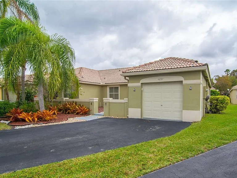 4297 Pine Ridge Ct — Photo 2