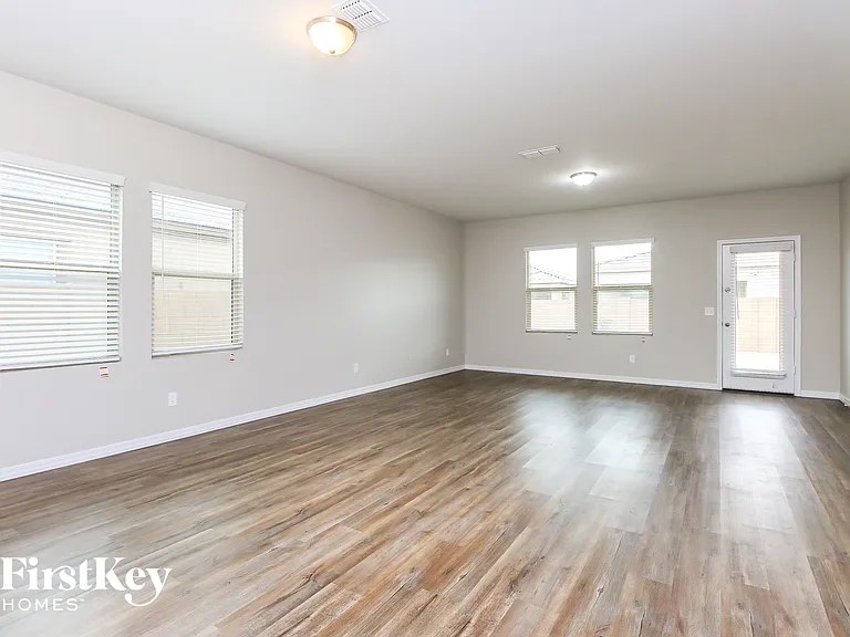 398 W Powell Dr — Photo 6