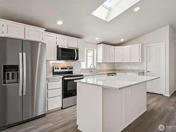 New Quarts Counters & New Appliances.>