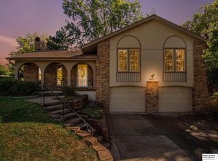 9811 O Cir, Omaha, NE 68127