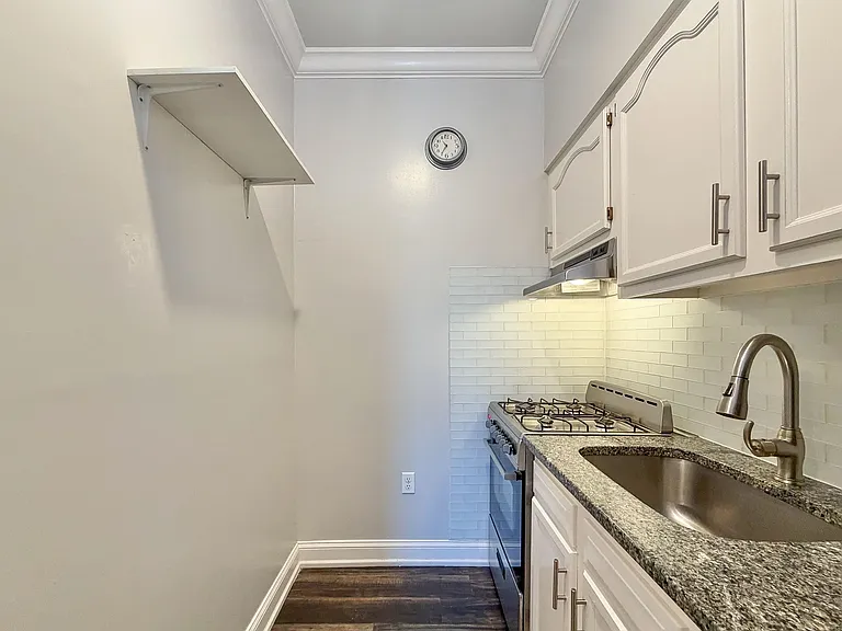 3-5 Potter Pl #4C — Photo 4