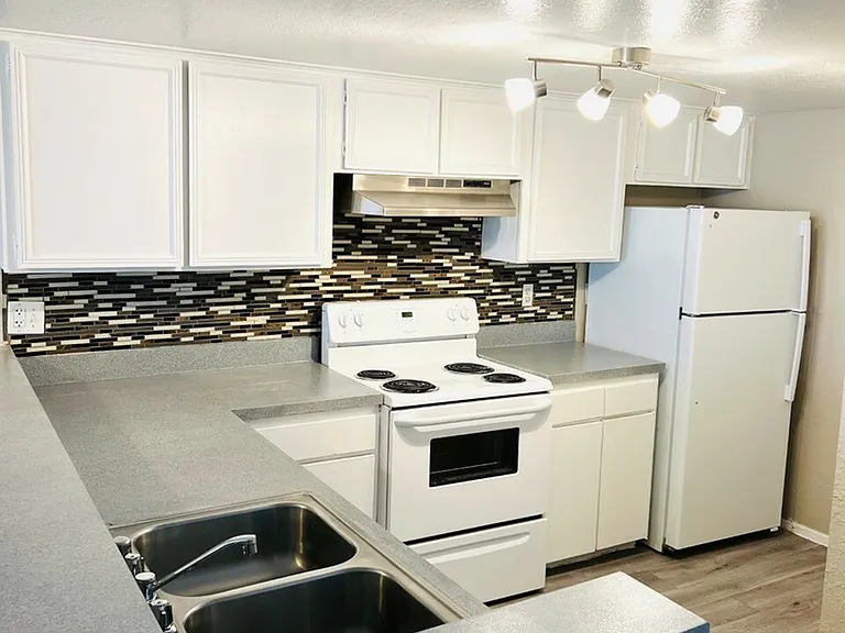 San Mateo Apartments — Photo 7