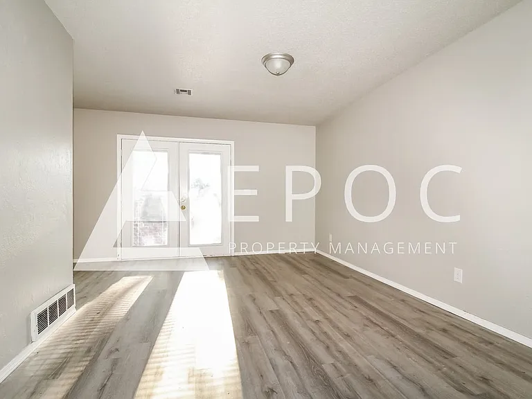 409 Woodland Dr — Photo 6