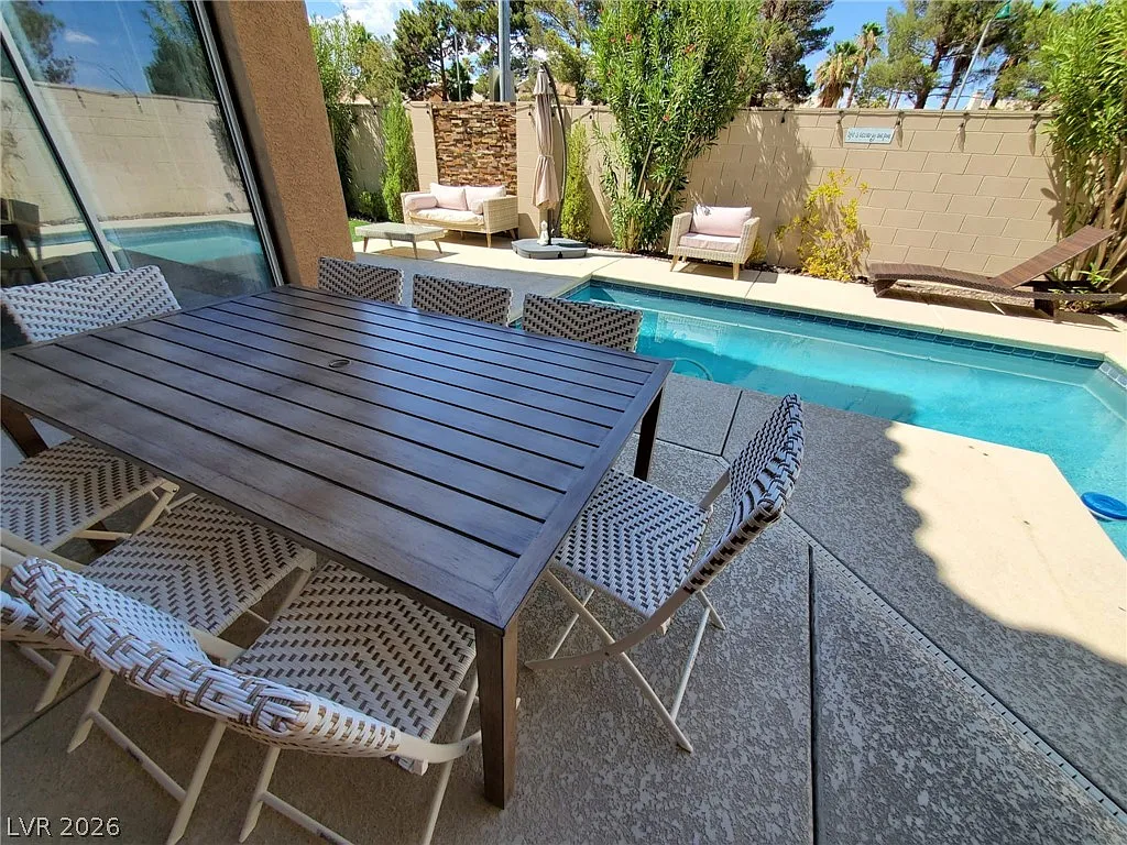 4 bed, 2.5 bath, 1956 sqft, $3,950 — Photo 2