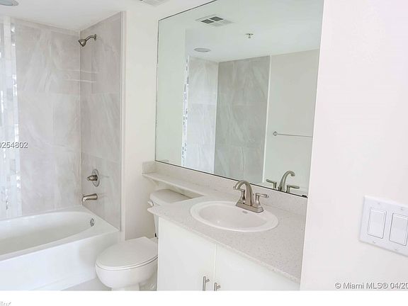 3rd image of 325 Biscayne Blvd #1622