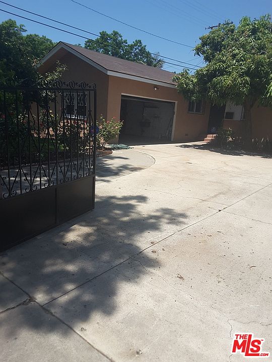 1st image of 829 Harwood Pl