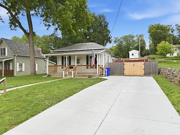 4th image of 711 Maple St
