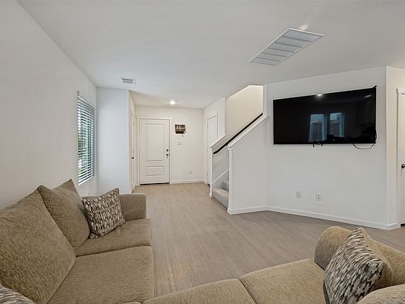 4th image of 221 Ashbrook St