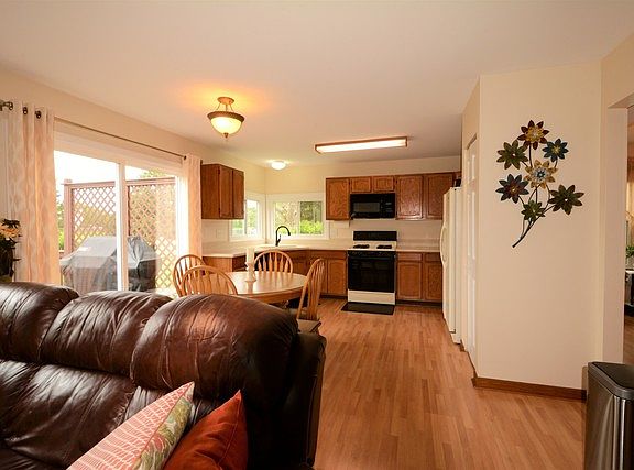 5th image of 867 Royal Glen Ln