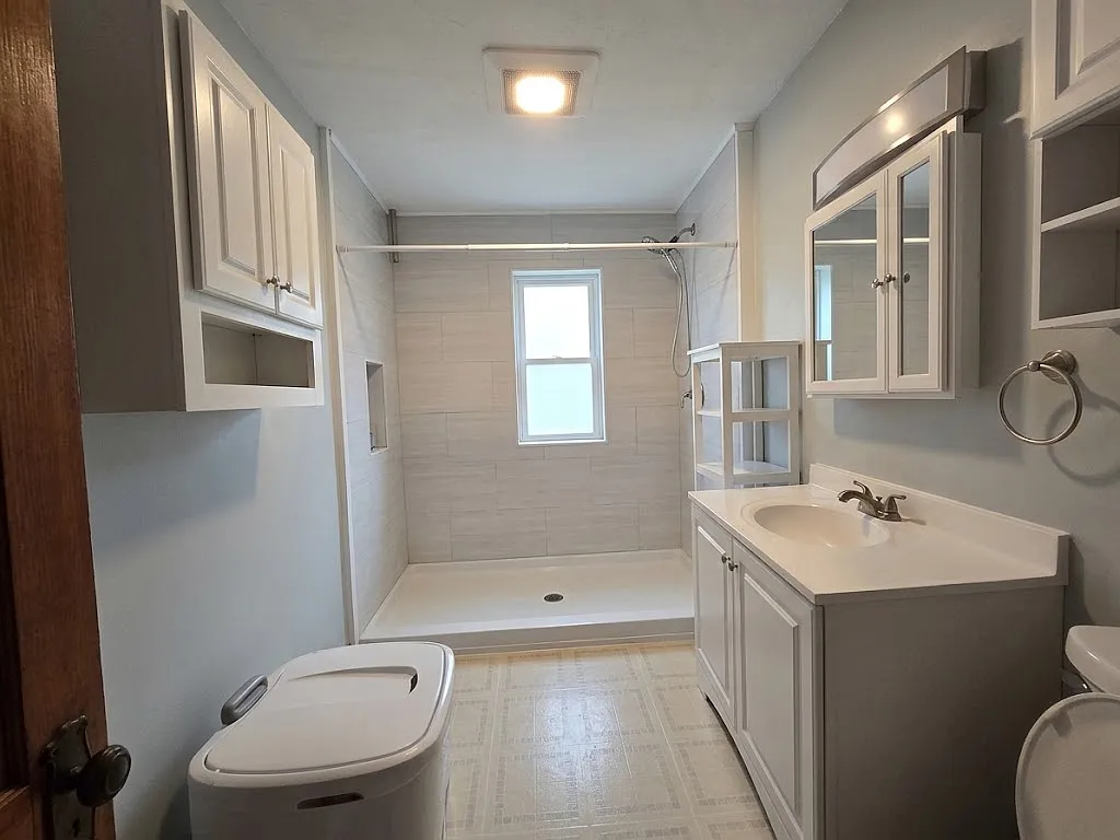 3 bed, 1328 sqft, $1,900 — Photo 2