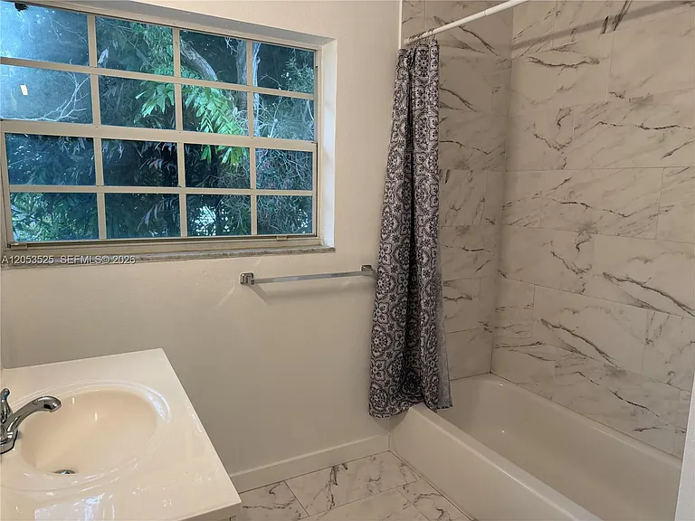 1425 NE 56th St #5 — Photo 18