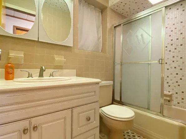 133 Oak Street image 4 of 9